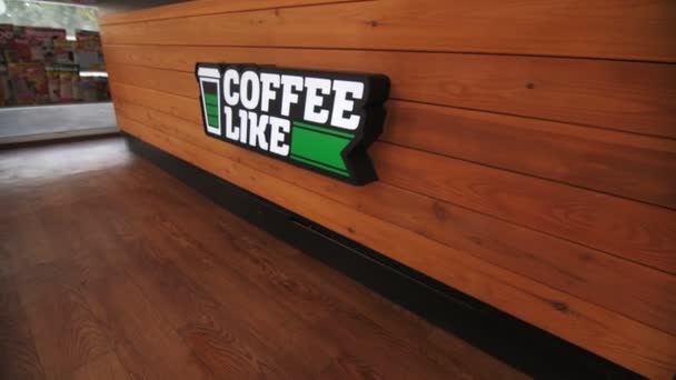 Caja de luz brillante con logo Coffee Like en encimera de madera — Vídeo de stock