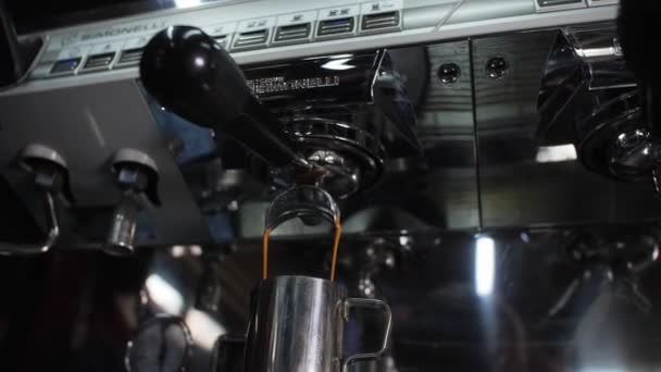 Ароматический кофе наливается в металлическую чашку из машины — стоковое видео
