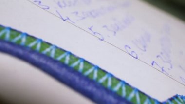 Görev listesinin üstündeki hareket ve nakışlı hokey takımı logosu