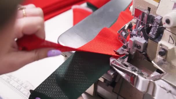 缝纫机在车间缝制红、绿布条 — 图库视频影像