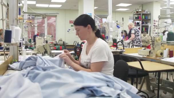 İşçiler atölyede renkli kumaştan hokey üniforması dikiyorlar. — Stok video