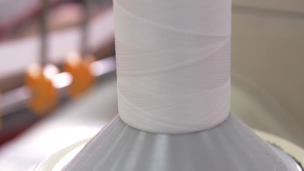 Modern dikiş makinesinde büyük beyaz iplikler bobini — Stok video