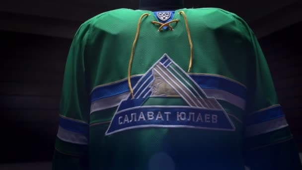 Camisa uniforme de hockey con logo bordado en semidarkness — Vídeo de stock