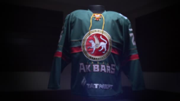Elegante uniforme de hockey con pantera alada en el logotipo de Akbars — Vídeo de stock