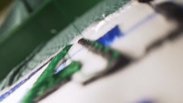 Huruf logo yang menyulam pada kain dengan mesin otomatis — Stok Video