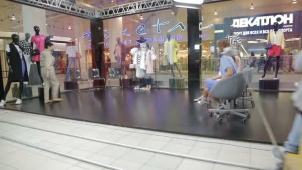 Modelos en ropa elegante posan para disparar en el centro comercial — Vídeos de Stock