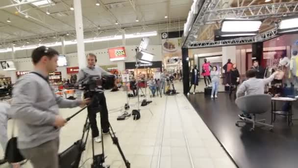 Bewegung zu Kameraleuten mit neuer Ausrüstung am Drehort — Stockvideo