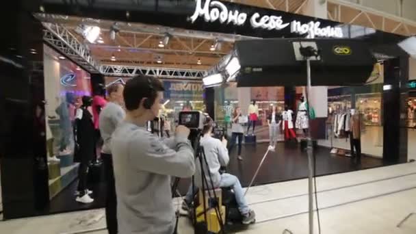 Команда Cameramen з новим обладнанням shoots model на знімальному майданчику — стокове відео