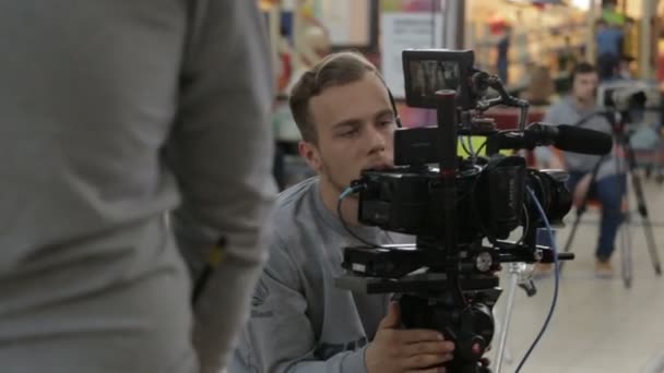 Роботодавець з камерою зйомки сцени моди магазину в торговому центрі. — стокове відео