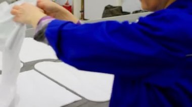 Kadınlar masayı kesmekten arta kalan tomurcukları alıyorlar.