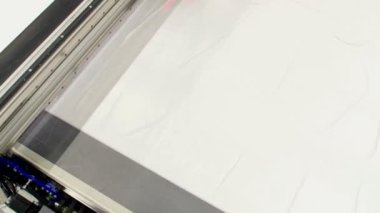 Otomatik lazer kesme makinesi kısa bağ ile çalışır