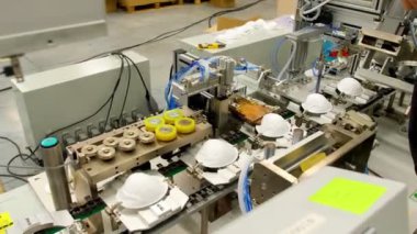 Fabrikada modern ekipmanlarla solunum cihazları üretiliyor.