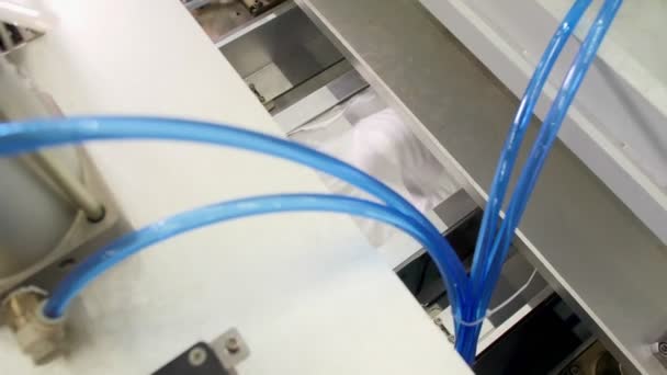 Горячий пресс производит защитные респираторы на производственной линии — стоковое видео
