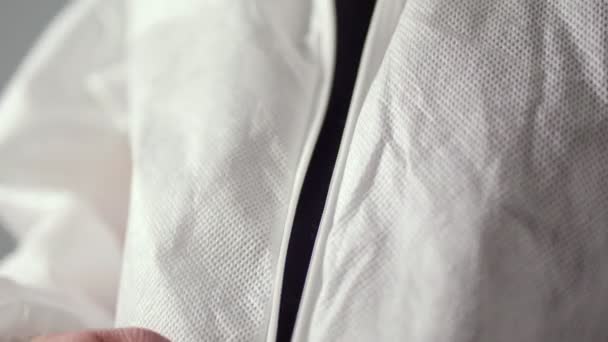 灰色背景的男人拉链一次性防护服 — 图库视频影像
