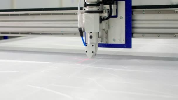 Laserový řezací stroj pracuje se spunbond tkaninou — Stock video