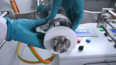 İşçi kimya laboratuvarında makine aracının bir kısmını kaldırır