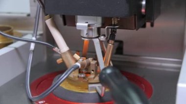 Laboratuvarda parlayan lamba ve tüplerle analiz için ekipman