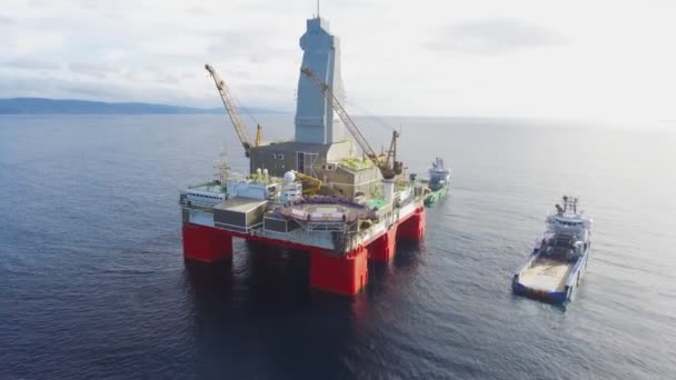 Drilling rig with landing ground and cranes among sea — 图库视频影像