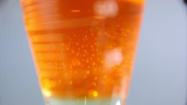 Frasco lleno de líquido naranja en la planta de producción de inhibidores — Vídeos de Stock