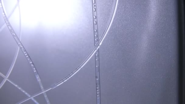 Transparent vätska transporteras längs plaströr närbild — Stockvideo