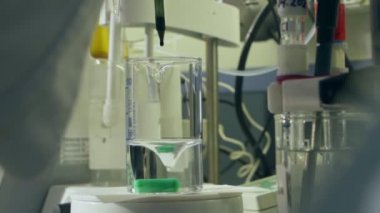 Laboratuvar asistanı atölyede ham petrolle deney yapıyor.