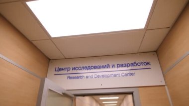 Araştırma ve Geliştirme Merkezi koridoru boyunca hareket