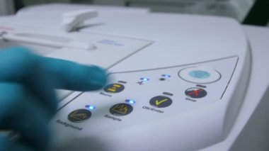 İşçi test makinesinin kontrol panelinde tuşa basar