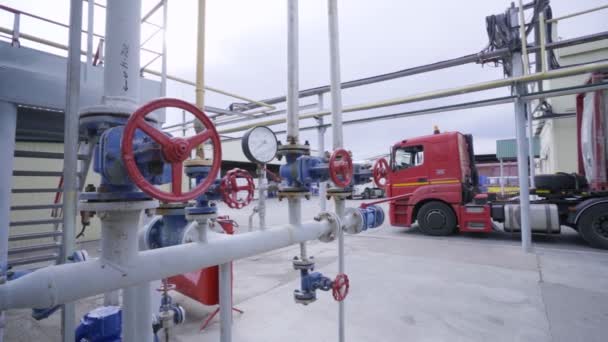 Palancas y medidor en tubería en el complejo de refinerías de gas y petróleo — Vídeo de stock