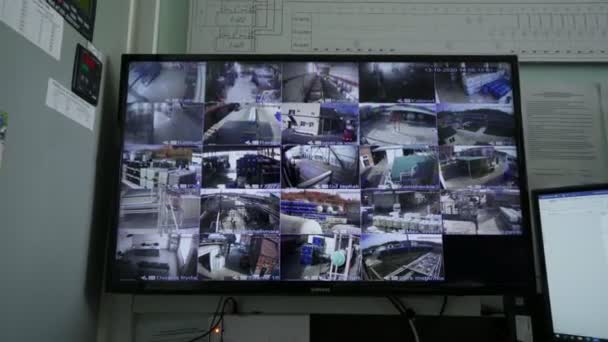 Screen shows video from cameras at gas oil refinery plant — Stock Video