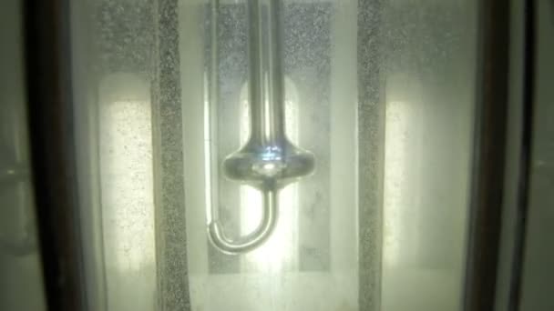 Лабораторный контейнер со стеклянными трубками в жидких и маленьких пузырьках — стоковое видео