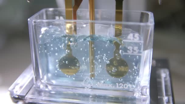 Experiment cu jeleu transparent în recipient cu sonde — Videoclip de stoc