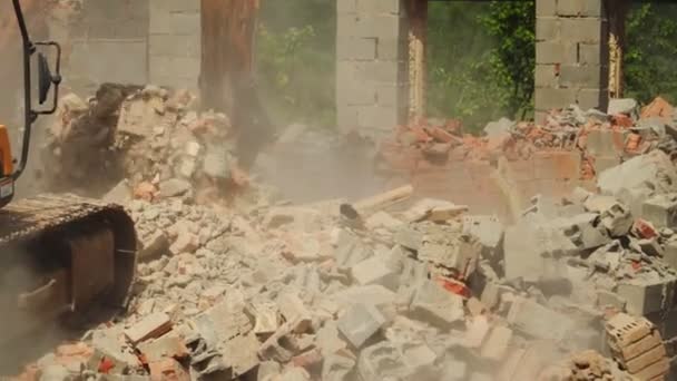 Secchio escavatore scava macerie di mattoni nel sito di demolizione — Video Stock