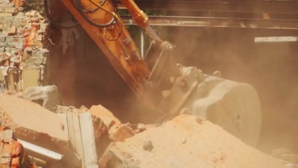 Digger toma ladrillos de edificio roto en el sitio de demolición — Vídeos de Stock