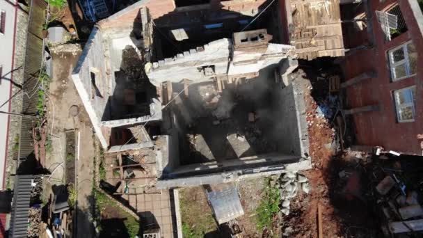 Escavatore distrugge muro di cottage abbandonato con secchio — Video Stock