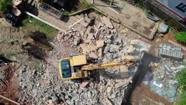 Excavator operates with rubble of abandoned cottage at site — Stock Video