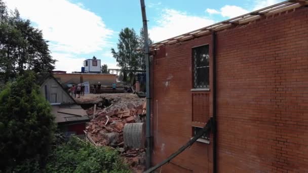 Digger opera com escombros no local de demolição na aldeia — Vídeo de Stock