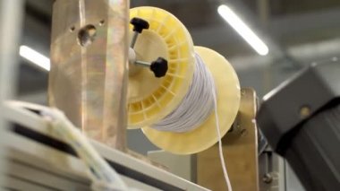 Dükkandaki koruyucu solunum cihazları için elastik bantlı bobin.