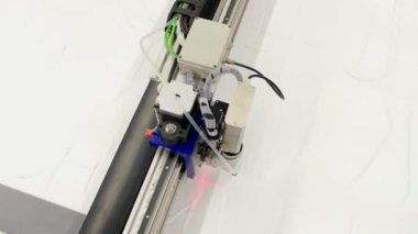 Makine aracı masa üzerinde lazer ile beyaz kıymık bağını keser