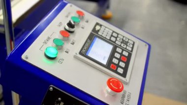 Dikiş atölyesindeki lazer kesme makinesinin kontrol paneli