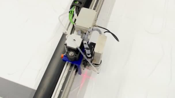 Εργαλείο μηχάνημα κόβει λευκό spunbond φύλλο με λέιζερ στο τραπέζι — Αρχείο Βίντεο