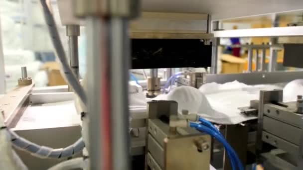 La presse à chaud fabrique des respirateurs de protection en matériau non tissé — Video