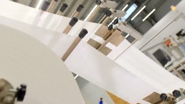 Строительство с боббинками из спанбонда в цехе — стоковое видео