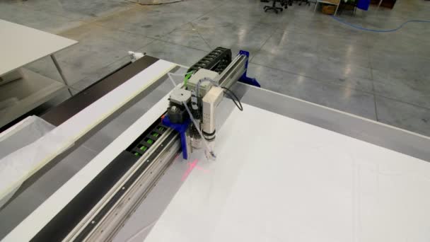Moderní stroj řeže díly pro zdravotnické oděvy laserem — Stock video