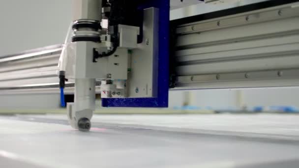 Řezací stroj dělá detaily pro lékařské oblečení na stole — Stock video