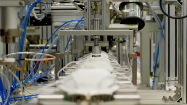 Оборудование устанавливает дыхательные клапаны на респираторы на заводе — стоковое видео