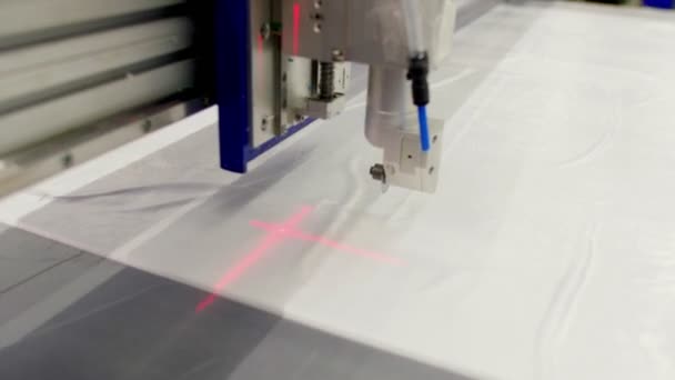 Laser skär vit spunbond tyg för att sy skyddskläder — Stockvideo