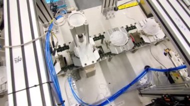 Makine aracı yeni koruyucu solunum cihazlarına valfler yükler