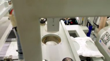 Sıcak basın makinesi dokunmamış materyalleri solunum cihazına dönüştürüyor