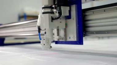 Lazer makinesi atölyedeki beyaz bağ malzemelerini kesti