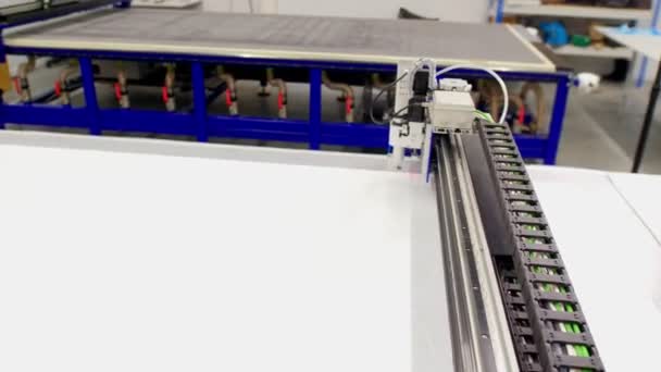 Automatisk lasermaskin fungerar med vit spunbond tyg — Stockvideo